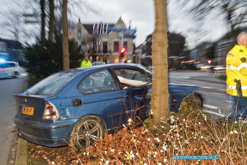 12010402.jpg - FOTOOPDRACHT:Dordrecht:04-01-2011:Door dat een automobilist op de Oranjelaan de macht over het stuur verloor, raakte de auto een boom in de middenberm. de bestuurder raakt slechts licht gewond. De ongevallen dienst van de Politie ZHZ stel een onderzoek in.Deze digitale foto blijft eigendom van FOTOPERSBURO BUSINK. Wij hanteren de voorwaarden van het N.V.F. en N.V.J. Gebruik van deze foto impliceert dat u bekend bent  en akkoord gaat met deze voorwaarden bij publicatie.EB/ETIENNE BUSINK