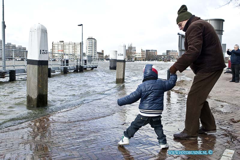 12010503.jpg - Foto: Opa en kleinzoon genieten van het hoge water aan het blauwpoortsplein.In Dordrecht wordt massaal door bewonerszandzaken gehamster vanwegen de dreiging van het hogewater van de river de oude maas, het water zou een stand van maximaal 2,40m boven en NAP bereiken.