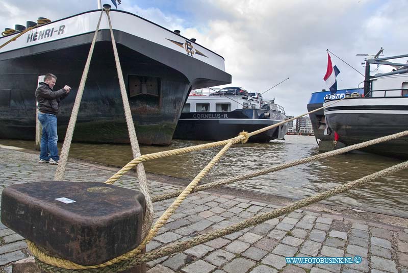 12010513.jpg - FOTOOPDRACHT:Dordrecht:05-01-2012:Schepen aan de kade Buiten Kalkhaven met exstreem hoog waterDeze digitale foto blijft eigendom van FOTOPERSBURO BUSINK. Wij hanteren de voorwaarden van het N.V.F. en N.V.J. Gebruik van deze foto impliceert dat u bekend bent  en akkoord gaat met deze voorwaarden bij publicatie.EB/ETIENNE BUSINK