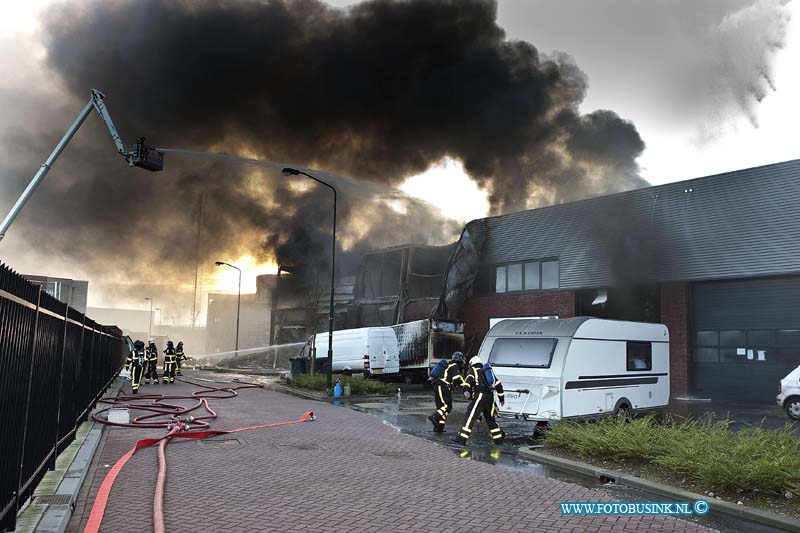 12010801.jpg - Bij een zeer grote brand in Gorinchem aan het Papeland 13 is een bedrijfsgebouw uitgebrand al waar een bakkerij en ondere andere een bedrijf in verkoop van brandblus appratuur zat en diverse andere bedrijven.De brand heeft moeite met bluswater.