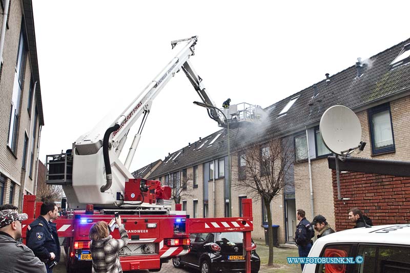 12011103.jpg - FOTOOPDRACHT:Dordrecht:11-01-2011:Bij een woning brand in de J.J.L. ten Katestraat 28, is een hennepkwekerij aan getroffen die de brand ook veroorzaakt heeft. De brand had hun handenvol aan het blussen van de brand. De politie stelt een onderzoek in naar eigenaar van de hennep planten.Deze digitale foto blijft eigendom van FOTOPERSBURO BUSINK. Wij hanteren de voorwaarden van het N.V.F. en N.V.J. Gebruik van deze foto impliceert dat u bekend bent  en akkoord gaat met deze voorwaarden bij publicatie.EB/ETIENNE BUSINK