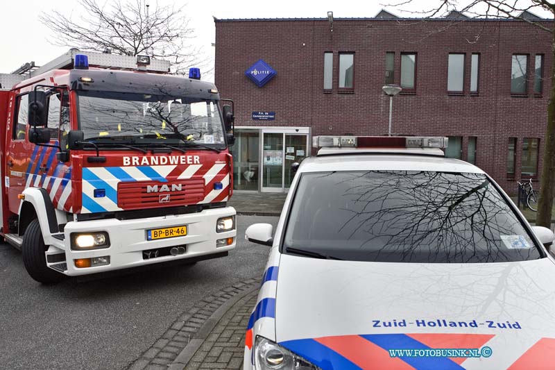 12011104.jpg - FOTOOPDRACHT:Dordrecht:11-01-2012:Brandweer wagen en Politie buro en Politiewagen J.J.L. ten Katestraat.Deze digitale foto blijft eigendom van FOTOPERSBURO BUSINK. Wij hanteren de voorwaarden van het N.V.F. en N.V.J. Gebruik van deze foto impliceert dat u bekend bent  en akkoord gaat met deze voorwaarden bij publicatie.EB/ETIENNE BUSINK