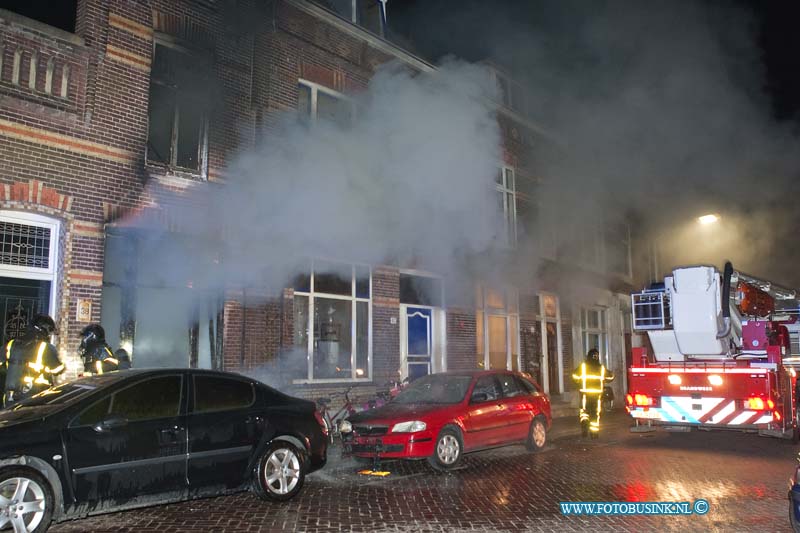 12050101.jpg - FOTOOPDRACHT:Dordrecht:01-05-2012:Een uitslaande brand heeft in de Mathinus Steynstraat 38 een woning compleet verwoest. De bewoner werd met lichte verwondingen naar een ziekenhuis vervoerd.De brandweer heeft andere bewoners geëvacueerd van omliggende woningen. Na enkelen uren was de woning brand geblust over de toedracht van de brand is nog niets bekend.Deze digitale foto blijft eigendom van FOTOPERSBURO BUSINK. Wij hanteren de voorwaarden van het N.V.F. en N.V.J. Gebruik van deze foto impliceert dat u bekend bent  en akkoord gaat met deze voorwaarden bij publicatie.EB/ETIENNE BUSINK