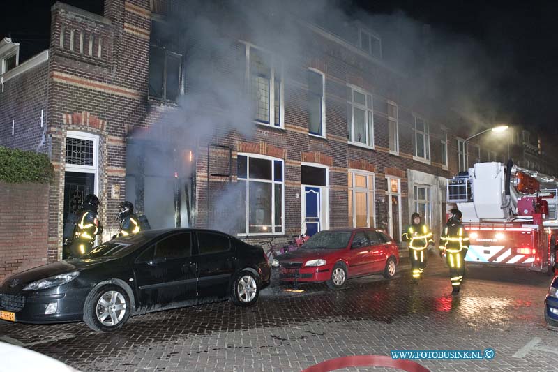 12050108.jpg - FOTOOPDRACHT:Dordrecht:01-05-2012:Een uitslaande brand heeft in de Mathinus Steynstraat 38 een woning compleet verwoest. De bewoner werd met lichte verwondingen naar een ziekenhuis vervoerd.De brandweer heeft andere bewoners geëvacueerd van omliggende woningen. Na enkelen uren was de woning brand geblust over de toedracht van de brand is nog niets bekend.Deze digitale foto blijft eigendom van FOTOPERSBURO BUSINK. Wij hanteren de voorwaarden van het N.V.F. en N.V.J. Gebruik van deze foto impliceert dat u bekend bent  en akkoord gaat met deze voorwaarden bij publicatie.EB/ETIENNE BUSINK