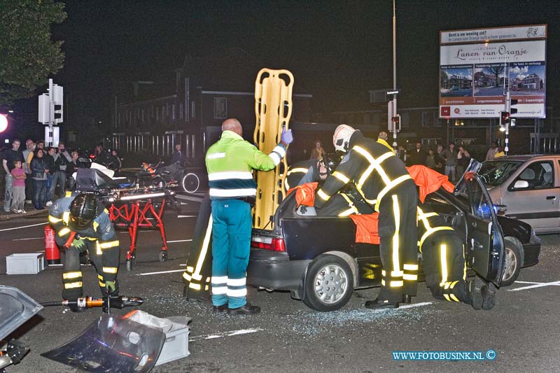 12091402.jpg - FOTOOPDRACHT:Dordrecht:2012:Op de kruizing Oranjelaan/Bankstraat is in het begin van de avond een aanrijding tussen 2 voertuigen gebeurt, de in zittende van 1 voertuig moest door de brandweer uit haar voertuig geknipt worden en werd naar een ziekenhuis afgevoerd. De politie stelt een onderzoek in naar de toedracht van het ongeval.Deze digitale foto blijft eigendom van FOTOPERSBURO BUSINK. Wij hanteren de voorwaarden van het N.V.F. en N.V.J. Gebruik van deze foto impliceert dat u bekend bent  en akkoord gaat met deze voorwaarden bij publicatie.EB/ETIENNE BUSINK
