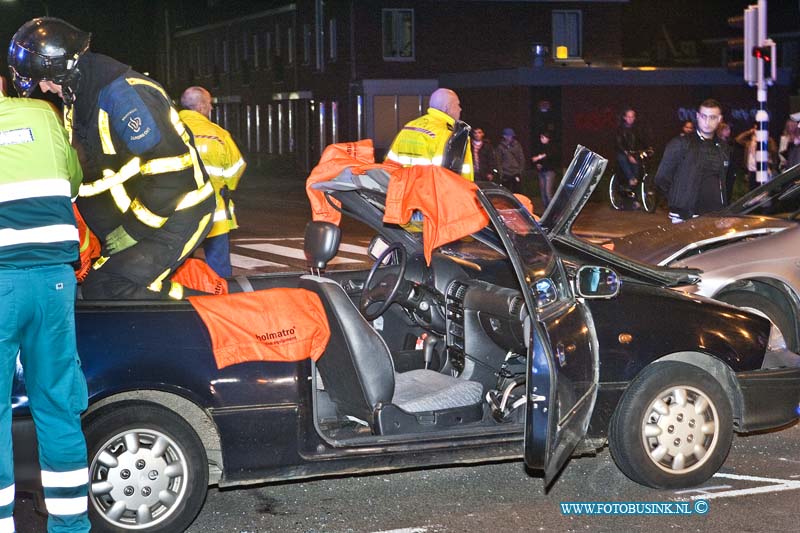 12091406.jpg - FOTOOPDRACHT:Dordrecht:14-09-2012:Foto:Een open geknipt voertuig auto na een ernstig ongeval door de Brandweer.Op de kruizing Oranjelaan/Bankstraat is in het begin van de avond een aanrijding tussen 2 voertuigen gebeurt, de in zittende van 1 voertuig moest door de brandweer uit haar voertuig geknipt worden en werd naar een ziekenhuis afgevoerd. De politie stelt een onderzoek in naar de toedracht van het ongeval.Deze digitale foto blijft eigendom van FOTOPERSBURO BUSINK. Wij hanteren de voorwaarden van het N.V.F. en N.V.J. Gebruik van deze foto impliceert dat u bekend bent  en akkoord gaat met deze voorwaarden bij publicatie.EB/ETIENNE BUSINK