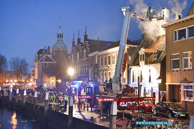 12111803.jpg - FOTOOPDRACHT:Dordrecht:18-11-2012:Bij een brand in een woning aan de kuipershaven 11 te Dordrecht is 1 persoon gewond geraakt en door Ambulance personeel naar een ziekenhuis vervoerd. De brandweer zette veel personeel en voertuigen in om de brand te bestrijden in de woning die aan de haven en rivier nabij groothoofd licht. De brandweer heeft nog enkelen uren nodig om de brand te blussen. Deze digitale foto blijft eigendom van FOTOPERSBURO BUSINK. Wij hanteren de voorwaarden van het N.V.F. en N.V.J. Gebruik van deze foto impliceert dat u bekend bent  en akkoord gaat met deze voorwaarden bij publicatie.EB/ETIENNE BUSINK