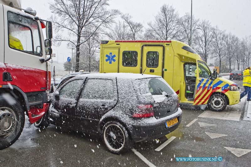 12120303.jpg - FOTOOPDRACHT:Dordrecht:03-12-2012:Aanrijding met gewonde op de kruising Mijlweg/Rijkstraatweg. Een vrachtwagen ramde daar een personen auto, het is niet duidelijk wie de veroorzaker van het ongeval is, maar zeker is dat het zeer slecht zicht door de sneeuw een mogelijke oorzaak is.Deze digitale foto blijft eigendom van FOTOPERSBURO BUSINK. Wij hanteren de voorwaarden van het N.V.F. en N.V.J. Gebruik van deze foto impliceert dat u bekend bent  en akkoord gaat met deze voorwaarden bij publicatie.EB/ETIENNE BUSINK