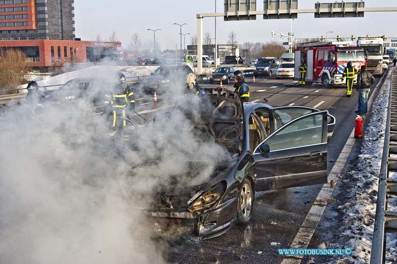 13012501.jpg - FOTOOPDRACHT:Dordrecht:25-01-2013:Heden middag rond 14.00 uur is een auto in brand gelogen op de Rondweg n3 ter hoogte van de RWA16. De bestuurder kon ongedeerd uit zijn auto komen maar, de auto brand voor het grootste gedeelte uit. De brand probeerde de auto te blussen maar de rbrand zat bij het motor gdeeelte onder de motorkap, en was lastig te bereiken. Er onstond op de Rondweg n3 door dat 3 rijbanen waren geblokeerd een lange file van uit Papendrecht naar de RWA16.Deze digitale foto blijft eigendom van FOTOPERSBURO BUSINK. Wij hanteren de voorwaarden van het N.V.F. en N.V.J. Gebruik van deze foto impliceert dat u bekend bent  en akkoord gaat met deze voorwaarden bij publicatie.EB/ETIENNE BUSINK