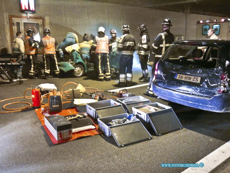 13020606.jpg - FOTOOPDRACHT:Dordrecht/Zwijndrecht:06-02-2013:Bij een  zwaar ongeval in de rechter Drechttunnel buis Rotterdam / Breda A16 zijn 3 personen auto en een kraanwagen zwaar beschadigd geraakt en 1 gewonde die bekneld zat in het voertuig. De brandweer moest het dak van de auto af knippen om de gewonde uit het voertuig te krijgen. Over de toedracht van het ongeval is nog weinig bekend het verkeer reed langzaam. De ongevallen dienst van de Politie stelt een onderzoek in.Deze digitale foto blijft eigendom van FOTOPERSBURO BUSINK. Wij hanteren de voorwaarden van het N.V.F. en N.V.J. Gebruik van deze foto impliceert dat u bekend bent  en akkoord gaat met deze voorwaarden bij publicatie.EB/ETIENNE BUSINK