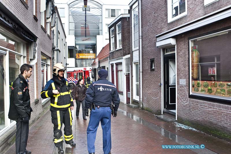 13020707.jpg - FOTOOPDRACHT:Dordrecht:07-02-2013:Bij een brand in een woning boven de winkel aan de Vriessestraat hoek Lindenstraat, bluste de brandweer een in de oven staande maaltijd. De bewoner van het pand was niet thuis en kwam later kijken naar de brand in zijn woning.Deze digitale foto blijft eigendom van FOTOPERSBURO BUSINK. Wij hanteren de voorwaarden van het N.V.F. en N.V.J. Gebruik van deze foto impliceert dat u bekend bent  en akkoord gaat met deze voorwaarden bij publicatie.EB/ETIENNE BUSINK