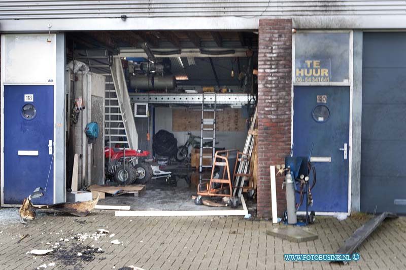 13020710.jpg - FOTOOPDRACHT:Dordrecht:07-02-2013:Donderdagochtend rond 5.15 uur heeft korte tijd brand gewoed in een bedrijfspand aan de Zirkoon in Dordrecht. Daarbij is een harde knal gehoord die kan wijzen op een explosie. De politie doet onderzoek. De brand werd gemeld door iemand die in de omgeving aan het werk was. De brandweer heeft de brand geblust en het pand overgedragen aan de politie voor onderzoek. Brandstichting wordt daarbij niet uitgesloten. De Forensische Opsporing bekijkt het pand op mogelijke sporen. Ook zou de politie graag in contact komen met getuigen die in de nacht iets verdachts hebben gezien of informatie hebben die van belang zou kunnen zijn.Deze digitale foto blijft eigendom van FOTOPERSBURO BUSINK. Wij hanteren de voorwaarden van het N.V.F. en N.V.J. Gebruik van deze foto impliceert dat u bekend bent  en akkoord gaat met deze voorwaarden bij publicatie.EB/ETIENNE BUSINK