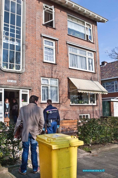 13021301.jpg - FOTOOPDRACHT:Dordrecht:13-02-2013:Op de Brouwersdijk is politie vanmorgen binnen gevallen in een woning waar een hennep kwekerij is ontdekt. Eneco heeft de stroom bekeken en de politie heeft de woning onderzocht. Het was voor veel buurt bewoners dan ook een verrassing dat er een hennepkwekerij werd aangetroffen omdat er voornamelijk ouderen wonen. De verhuurder Trivire heeft een nieuw slot in de buitendeur van de woning gezet. Een speciaal bedrijf heeft de kwekerij afgevoerd.Deze digitale foto blijft eigendom van FOTOPERSBURO BUSINK. Wij hanteren de voorwaarden van het N.V.F. en N.V.J. Gebruik van deze foto impliceert dat u bekend bent  en akkoord gaat met deze voorwaarden bij publicatie.EB/ETIENNE BUSINK