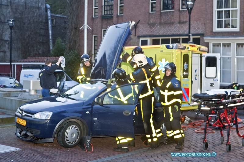 13021303.jpg - FOTOOPDRACHT:Dordrecht:13-02-2013:Op de Aardappelmarkt in Dordrecht is vanavond een auto op een poller (beweegbare paaltjes om wegen af te sluiten) gereden, de bijrijder van de auto raakt hierbij zo zwaargewond dat de brandweer het dak van de auto moest afzagen, de ambulance medewerkers konden toen met een wervelplank de man bevrijden uit het voertuig. De auto raakt hierbij zwaar beschadigt, ook was de weg geruimte tijd afgesloten voor het overige verkeer. ook het pollersysteem raakte zwaar beschadigd. Het ongeval gebeurde mogelijk door dat verschillende auto's tegelijk gebruikt wilde maken van het poller systeem.Deze digitale foto blijft eigendom van FOTOPERSBURO BUSINK. Wij hanteren de voorwaarden van het N.V.F. en N.V.J. Gebruik van deze foto impliceert dat u bekend bent  en akkoord gaat met deze voorwaarden bij publicatie.EB/ETIENNE BUSINK