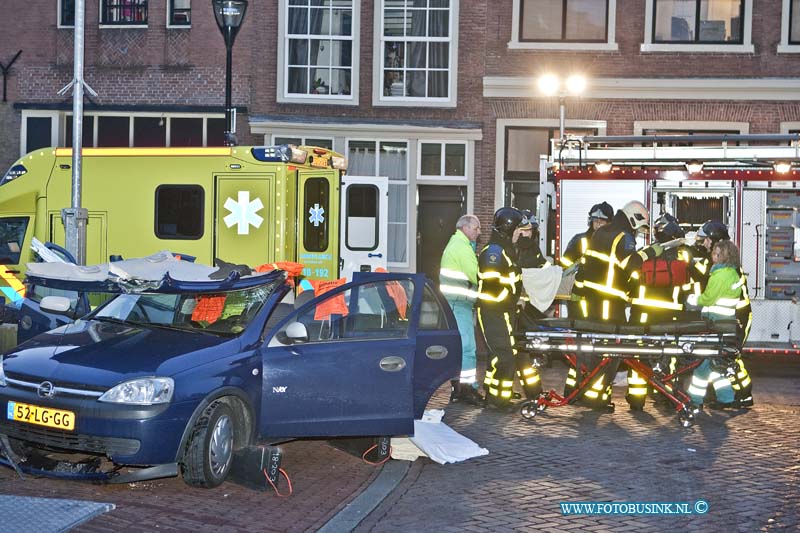 13021305.jpg - FOTOOPDRACHT:Dordrecht:13-02-2013:Op de Aardappelmarkt in Dordrecht is vanavond een auto op een poller (beweegbare paaltjes om wegen af te sluiten) gereden, de bijrijder van de auto raakt hierbij zo zwaargewond dat de brandweer het dak van de auto moest afzagen, de ambulance medewerkers konden toen met een wervelplank de man bevrijden uit het voertuig. De auto raakt hierbij zwaar beschadigt, ook was de weg geruimte tijd afgesloten voor het overige verkeer. ook het pollersysteem raakte zwaar beschadigd. Het ongeval gebeurde mogelijk door dat verschillende auto's tegelijk gebruikt wilde maken van het poller systeem.Deze digitale foto blijft eigendom van FOTOPERSBURO BUSINK. Wij hanteren de voorwaarden van het N.V.F. en N.V.J. Gebruik van deze foto impliceert dat u bekend bent  en akkoord gaat met deze voorwaarden bij publicatie.EB/ETIENNE BUSINK