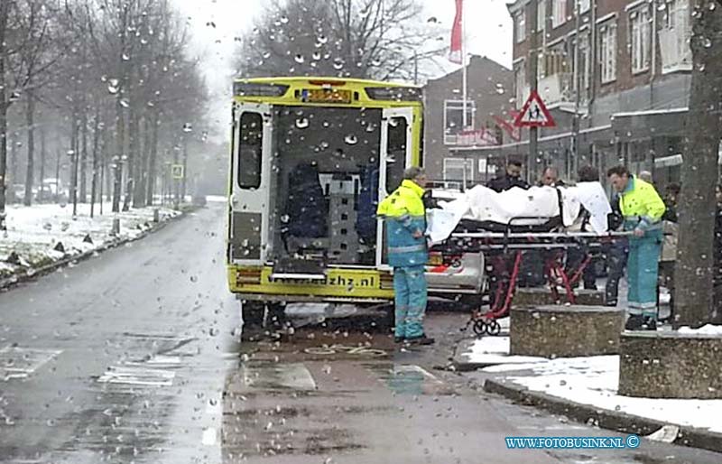 13022401.jpg - FOTOOPDRACHT:Dordrecht:24-02-2013:Bij een aanrijding op de Brouwersdijk in Dordrecht raakte vanmiddag 1 persoon gewond. De ambulance nam de gewonde persoon mee naar het ziekenhuis. Over de toedracht van het ongeval is nog onduidelijheid.Deze digitale foto blijft eigendom van FOTOPERSBURO BUSINK. Wij hanteren de voorwaarden van het N.V.F. en N.V.J. Gebruik van deze foto impliceert dat u bekend bent  en akkoord gaat met deze voorwaarden bij publicatie.EB/ETIENNE BUSINK