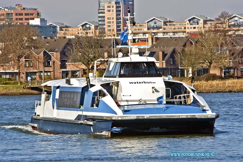 130318012.jpg - FOTOOPDRACHT:Dordrecht:18-03-2013:Dordrecht rivier Kruising de Oude Maas / de Noord / Beneden Merwede Waterbus de Merwede en Piet Heijn op achtergrond PapendrechtDeze digitale foto blijft eigendom van FOTOPERSBURO BUSINK. Wij hanteren de voorwaarden van het N.V.F. en N.V.J. Gebruik van deze foto impliceert dat u bekend bent  en akkoord gaat met deze voorwaarden bij publicatie.EB/ETIENNE BUSINK
