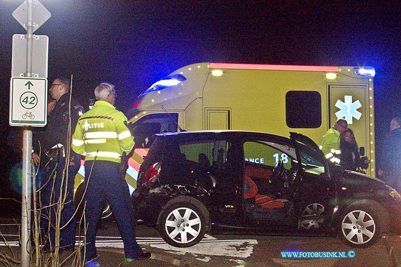 13042104.jpg - FOTOOPDRACHT:Dordrecht:21-04-2013:Bij een eenzijdige aanrijding op de wieldrechtsezeedijk ter hoogte van de kruising met de schenkeldijk raakte 1 persoon gewond, deze persoon werd behandeld door het ambulance personeel. De politie gaat de aanrijding onderzoeken omdat de toedracht nog al vaag is.Deze digitale foto blijft eigendom van FOTOPERSBURO BUSINK. Wij hanteren de voorwaarden van het N.V.F. en N.V.J. Gebruik van deze foto impliceert dat u bekend bent  en akkoord gaat met deze voorwaarden bij publicatie.EB/ETIENNE BUSINK