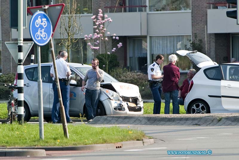 13042501.jpg - FOTOOPDRACHT:Dordrecht:25-04-2013:Bij een flinke aanrijding tussen 2 voertuigen op de laan de VN kruising Nassauweg  raakt 2 personen auto's zwaar beschadigd. De bestuurders kwamen met de schikvrij. De politie zetten 2 rijbanen af, voor het verkeer, zodat de takeldienst de beide auto's kon weg takelen, ook regelde de politie het verkeer op de kruising geruime tijd.Bij een flinke aanrijding tussen 2 voertuigen op de laan de VN kruising Nassauweg  raakt 2 personen auto's zwaar beschadigd. De bestuurders kwamen met de schikvrij. De politie zetten 2 rijbanen af, voor het verkeer, zodat de takeldienst de beide auto's kon weg takelen, ook regelde de politie het verkeer op de kruising geruime tijd.Deze digitale foto blijft eigendom van FOTOPERSBURO BUSINK. Wij hanteren de voorwaarden van het N.V.F. en N.V.J. Gebruik van deze foto impliceert dat u bekend bent  en akkoord gaat met deze voorwaarden bij publicatie.EB/ETIENNE BUSINK