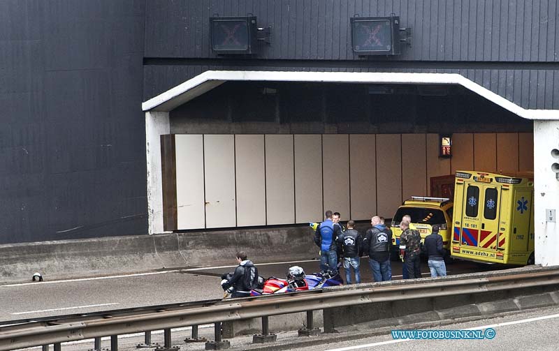 13043001.jpg - FOTOOPDRACHT:Dordrecht - Zwijndrecht:30-04-2013:Op de A16 in de drechttunnel is vanmiddag een motorrijder zwaar gewond geraakt. de rijkweg A16 werd tijdelijk voor het verkeer afgesloten. Een trauma helikopter kwam ter plaatse en ging met de ambulance mee met spoed naar een ziekenhuis in Rotterdam. De Politie stelt onderzoek in naar de toedracht van het ongeval.Deze digitale foto blijft eigendom van FOTOPERSBURO BUSINK. Wij hanteren de voorwaarden van het N.V.F. en N.V.J. Gebruik van deze foto impliceert dat u bekend bent  en akkoord gaat met deze voorwaarden bij publicatie.EB/ETIENNE BUSINK