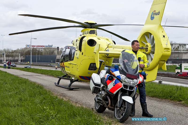 13043002.jpg - FOTOOPDRACHT:Dordrecht - Zwijndrecht:30-04-2013:Op de A16 in de drechttunnel is vanmiddag een motorrijder zwaar gewond geraakt. de rijkweg A16 werd tijdelijk voor het verkeer afgesloten. Een trauma helikopter kwam ter plaatse en ging met de ambulance mee met spoed naar een ziekenhuis in Rotterdam. De Politie stelt onderzoek in naar de toedracht van het ongeval.Deze digitale foto blijft eigendom van FOTOPERSBURO BUSINK. Wij hanteren de voorwaarden van het N.V.F. en N.V.J. Gebruik van deze foto impliceert dat u bekend bent  en akkoord gaat met deze voorwaarden bij publicatie.EB/ETIENNE BUSINK