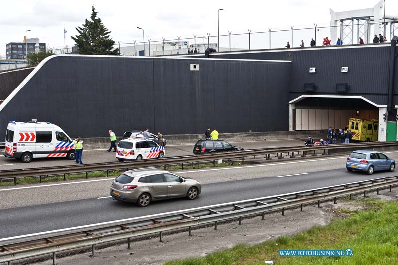 13043003.jpg - FOTOOPDRACHT:Dordrecht - Zwijndrecht:30-04-2013:Op de A16 in de drechttunnel is vanmiddag een motorrijder zwaar gewond geraakt. de rijkweg A16 werd tijdelijk voor het verkeer afgesloten. Een trauma helikopter kwam ter plaatse en ging met de ambulance mee met spoed naar een ziekenhuis in Rotterdam. De Politie stelt onderzoek in naar de toedracht van het ongeval.Deze digitale foto blijft eigendom van FOTOPERSBURO BUSINK. Wij hanteren de voorwaarden van het N.V.F. en N.V.J. Gebruik van deze foto impliceert dat u bekend bent  en akkoord gaat met deze voorwaarden bij publicatie.EB/ETIENNE BUSINK