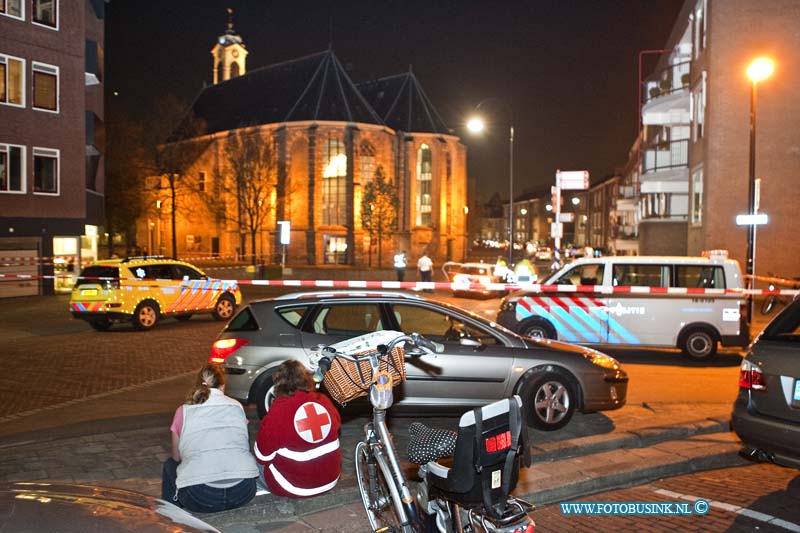13050304.jpg - FOTOOPDRACHT:Dordrecht:03-05-2013:Bij een steekincident op de Torenstraat in de Dordtse wijk Blijehoek is 1 persoon zwaargewond geraakt, een Trauma Team Helikopter kwam hulp bieden aan het Ambulance personeel op straat. Het slachtoffer is met spoed naar een ziekenhuis vervoert. De politie verhoorde een getuigen en gaat opzoek naar sporen op het plaats van de steekpartij. De dader is nog voortvluchtig.Deze digitale foto blijft eigendom van FOTOPERSBURO BUSINK. Wij hanteren de voorwaarden van het N.V.F. en N.V.J. Gebruik van deze foto impliceert dat u bekend bent  en akkoord gaat met deze voorwaarden bij publicatie.EB/ETIENNE BUSINK