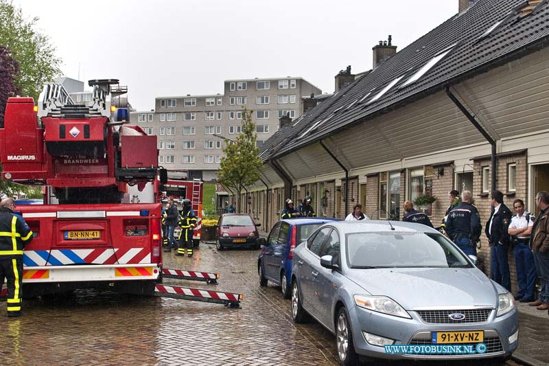 13051602.jpg - FOTOOPDRACHT:Zwijndrecht:17-05-2013:In de Prins Mauritsstraat werd melding gemaakt van een zolderbrand  maar was een schoorsteenbrand, de bewoner probeerde de kachel uit maar ging niet volgens plan, de brandweer bluste de schoonsteenbrand.Deze digitale foto blijft eigendom van FOTOPERSBURO BUSINK. Wij hanteren de voorwaarden van het N.V.F. en N.V.J. Gebruik van deze foto impliceert dat u bekend bent  en akkoord gaat met deze voorwaarden bij publicatie.EB/ETIENNE BUSINK