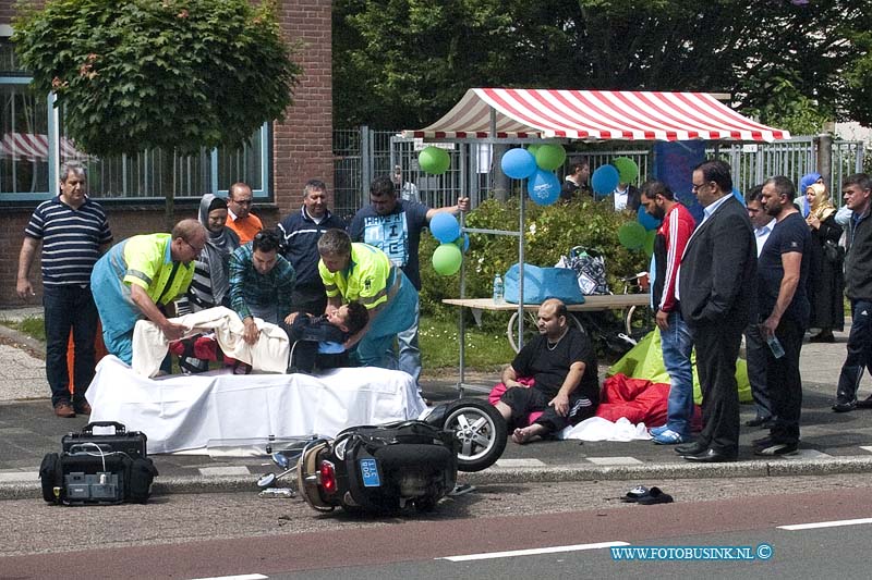 13063001.jpg - FOTOOPDRACHT:Dordrecht:30-06-20132013:Bromfietser wijk uit voor overstekende voetganger en rijdt frontaal tegen een auto, voetganger en bromfietser raakte zwaar gewonden, op de .M.H. Trompweg. 2 ambulances verzorgde gewonden en brachten hun naar het ziekenhuis met spoed. De politie stelde een uitgebreid sporen onderzoeking naar de exacte toedracht van dit ongeval. Deze digitale foto blijft eigendom van FOTOPERSBURO BUSINK. Wij hanteren de voorwaarden van het N.V.F. en N.V.J. Gebruik van deze foto impliceert dat u bekend bent  en akkoord gaat met deze voorwaarden bij publicatie.EB/ETIENNE BUSINK