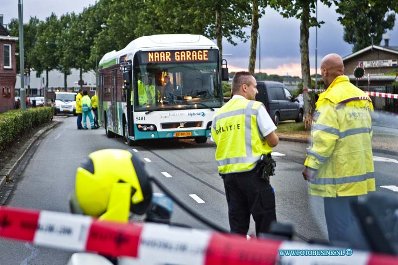 13080705.jpg - FOTOOPDRACHT:Dordrecht:07-08-2013:Bij een aanrijding tussen een stadsbus en een bestelauto is vanavond rond 21.00 uur een man gewond geraakt, de Merwedestraat was richting de start geheel afgesloten. de politie stelde een uitgebreid sporen onderzoek in naar de toedracht van dit bizarre ongeval.Deze digitale foto blijft eigendom van FOTOPERSBURO BUSINK. Wij hanteren de voorwaarden van het N.V.F. en N.V.J. Gebruik van deze foto impliceert dat u bekend bent  en akkoord gaat met deze voorwaarden bij publicatie.EB/ETIENNE BUSINK