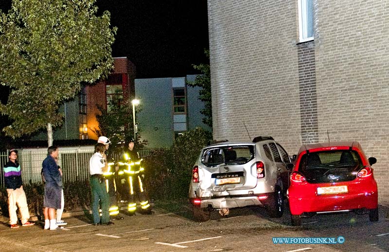 13090802.jpg - FOTOOPDRACHT:Dordrecht:08-09-2013: Een dronken bestuurder ramt auto's tegen huis van der broekerf dordrecht de auto ramde 2 andere auto die geparkeerd stonden die door de harde klap tegel de gevel van het huis botste en de muur flink beschadigde het huis waar de auto's tegen aan kwamen was een huis voor mensen met een beperking de schrik zat er aardig in de bewoners mochten vannacht wel in hun woning blijven er was geen instortings gevaarDeze digitale foto blijft eigendom van FOTOPERSBURO BUSINK. Wij hanteren de voorwaarden van het N.V.F. en N.V.J. Gebruik van deze foto impliceert dat u bekend bent  en akkoord gaat met deze voorwaarden bij publicatie.EB/ETIENNE BUSINK