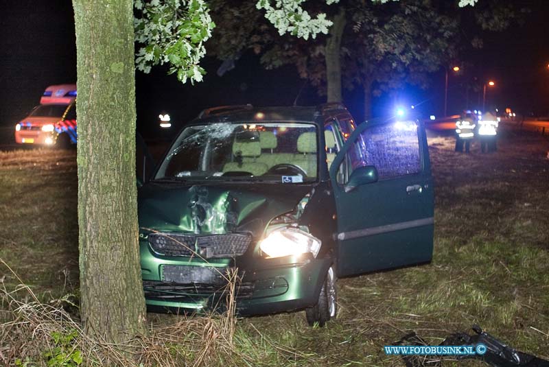 13091401.jpg - FOTOOPDRACHT:Dordrecht:14-09-2013:Op de afrit van de N3 t/h dubbeldam is vanancht een auto tegen een verkeersbord gereden en tegen een boom tot stilstand gekomen. De personen in de auto raakte hierbij gewond twee Ambulance kwamen ter plaatse even als de brandweer. De politie stelt een onderzoek in naar de toedracht van het ongeval.Deze digitale foto blijft eigendom van FOTOPERSBURO BUSINK. Wij hanteren de voorwaarden van het N.V.F. en N.V.J. Gebruik van deze foto impliceert dat u bekend bent  en akkoord gaat met deze voorwaarden bij publicatie.EB/ETIENNE BUSINK