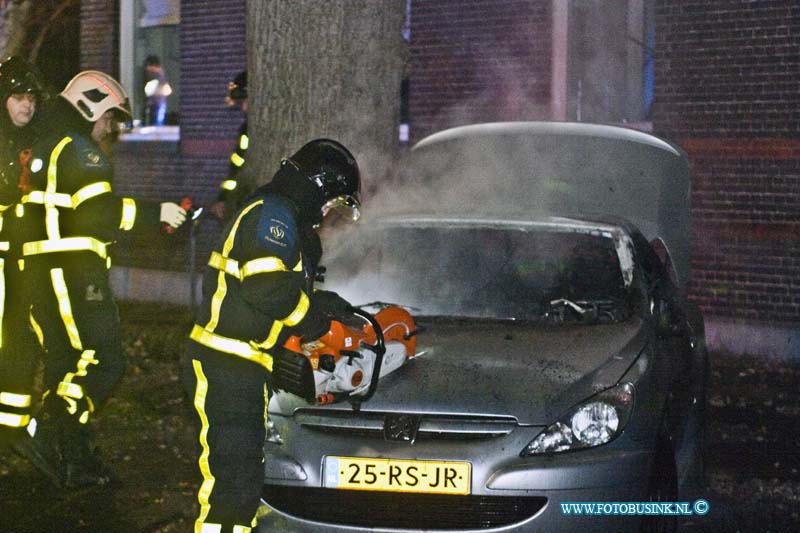 13112302.jpg - FOTOOPDRACHT:Dordrecht:23-11-2013:Autobrand verwoest auto die geparkeerd stond aan het sumatraplein in DordrechtDeze digitale foto blijft eigendom van FOTOPERSBURO BUSINK. Wij hanteren de voorwaarden van het N.V.F. en N.V.J. Gebruik van deze foto impliceert dat u bekend bent  en akkoord gaat met deze voorwaarden bij publicatie.EB/ETIENNE BUSINK