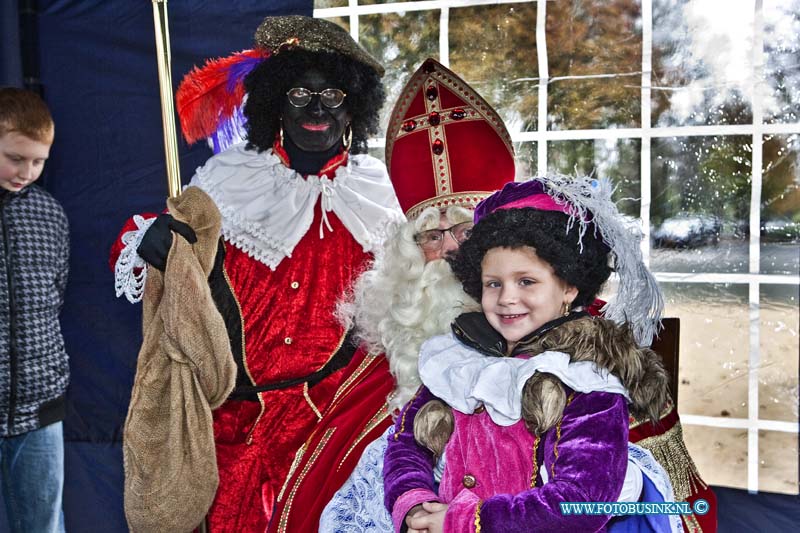 13112303.jpg - FOTOOPDRACHT:Dordrecht:23-11-2013:Dordrecht Paulusplein Sinterklaas en zwarte Piet in Nieuw KrispijnDeze digitale foto blijft eigendom van FOTOPERSBURO BUSINK. Wij hanteren de voorwaarden van het N.V.F. en N.V.J. Gebruik van deze foto impliceert dat u bekend bent  en akkoord gaat met deze voorwaarden bij publicatie.EB/ETIENNE BUSINK