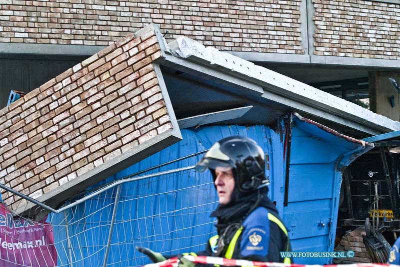 13121204.jpg - FOTOOPDRACHT:Dordrecht:12-12-2013:Foto: Het gevallen balkon.Bij de bouw van een nieuwe flat aan de Karel Doormanlaan in Dordrecht is vanmorgen bij het inhangen van de balkons er eentje naar beneden gevallen op enkelen werknemmers, die daar door zwaar gewond raakte. Een Trauma helikopter en 4 Ambulances en de Brandweer bevrijde de beknelde werklui die onder het naar beneden gevallen balkon lagen. De gewonde zijn met spoed naar ziekenhuizen gebracht. De politie stelt een ondezoek in naar dit ernstige ongeval.Deze digitale foto blijft eigendom van FOTOPERSBURO BUSINK. Wij hanteren de voorwaarden van het N.V.F. en N.V.J. Gebruik van deze foto impliceert dat u bekend bent  en akkoord gaat met deze voorwaarden bij publicatie.EB/ETIENNE BUSINK