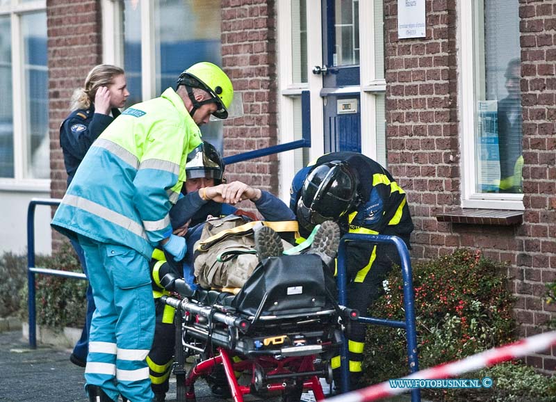 13121205.jpg - FOTOOPDRACHT:Dordrecht:12-12-2013:Foto: 1 van de zwaar gewonden die werd afgevoerd door Ambulance personeel.Bij de bouw van een nieuwe flat aan de Karel Doormanlaan in Dordrecht is vanmorgen bij het inhangen van de balkons er eentje naar beneden gevallen op enkelen werknemmers, die daar door zwaar gewond raakte. Een Trauma helikopter en 4 Ambulances en de Brandweer bevrijde de beknelde werklui die onder het naar beneden gevallen balkon lagen. De gewonde zijn met spoed naar ziekenhuizen gebracht. De politie stelt een ondezoek in naar dit ernstige ongeval.Deze digitale foto blijft eigendom van FOTOPERSBURO BUSINK. Wij hanteren de voorwaarden van het N.V.F. en N.V.J. Gebruik van deze foto impliceert dat u bekend bent  en akkoord gaat met deze voorwaarden bij publicatie.EB/ETIENNE BUSINK