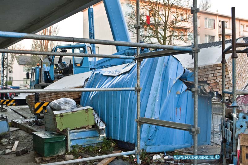 13121208.jpg - FOTOOPDRACHT:Dordrecht:12-12-2013:Bij de bouw van een nieuwe flat aan de Karel Doormanlaan in Dordrecht is vanmorgen bij het inhangen van de balkons er eentje naar beneden gevallen op enkelen werknemmers, die daar door zwaar gewond raakte. Een Trauma helikopter en 4 Ambulances en de Brandweer bevrijde de beknelde werklui die onder het naar beneden gevallen balkon lagen. De gewonde zijn met spoed naar ziekenhuizen gebracht. De politie stelt een ondezoek in naar dit ernstige ongeval.Deze digitale foto blijft eigendom van FOTOPERSBURO BUSINK. Wij hanteren de voorwaarden van het N.V.F. en N.V.J. Gebruik van deze foto impliceert dat u bekend bent  en akkoord gaat met deze voorwaarden bij publicatie.EB/ETIENNE BUSINK