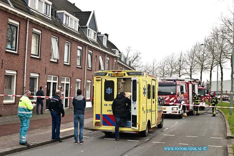 14011501.jpg - FOTOOPDRACHT:Dordrecht:15-01-2013:Bij een middelbrand op de zolder in een beovenwoning aan de merwedestraat ter Dordrecht heeft de Brandweer een persoon uit de brande woning in Dordrecht gered. De poersoon is voor onderzoek naar het ziekenhuis gebracht door de Ambulance.Deze digitale foto blijft eigendom van FOTOPERSBURO BUSINK. Wij hanteren de voorwaarden van het N.V.F. en N.V.J. Gebruik van deze foto impliceert dat u bekend bent  en akkoord gaat met deze voorwaarden bij publicatie.EB/ETIENNE BUSINK