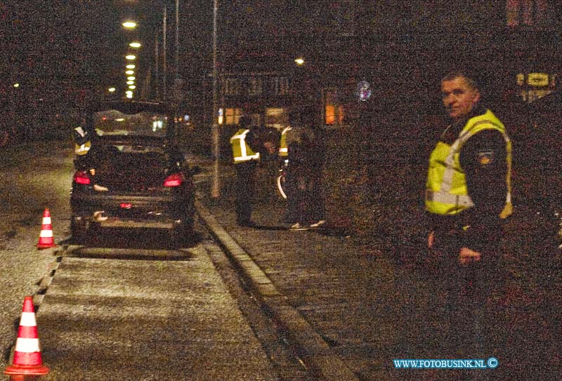 14011602.jpg - FOTOOPDRACHT:Dordrecht:16-01-2013:Bij een politie controle op de viottekade werdt aangetroffen in een auto als "bijvangst", ongeveer 1 kilo hasj. 3 mannen werden aangehouden, recherche doet onderzoek.Deze digitale foto blijft eigendom van FOTOPERSBURO BUSINK. Wij hanteren de voorwaarden van het N.V.F. en N.V.J. Gebruik van deze foto impliceert dat u bekend bent  en akkoord gaat met deze voorwaarden bij publicatie.EB/ETIENNE BUSINK