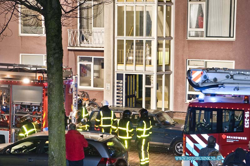 14012202.jpg - FOTOOPDRACHT:Dordrecht:22-01-2014:In een flat aan de Noordendijk te Dordrecht heeft vanavond laat een brand gewoed. De brandweer rukte met 3 bardnweerwagens uit ook de OVD kwam ter plaatse. De brand werd geblust en na een uurtje konde de bewoners terug naar hun flatwoningen. De politie stelt een onderzoek in naar de brand die in de hal van de flat geweest is.Deze digitale foto blijft eigendom van FOTOPERSBURO BUSINK. Wij hanteren de voorwaarden van het N.V.F. en N.V.J. Gebruik van deze foto impliceert dat u bekend bent  en akkoord gaat met deze voorwaarden bij publicatie.EB/ETIENNE BUSINK