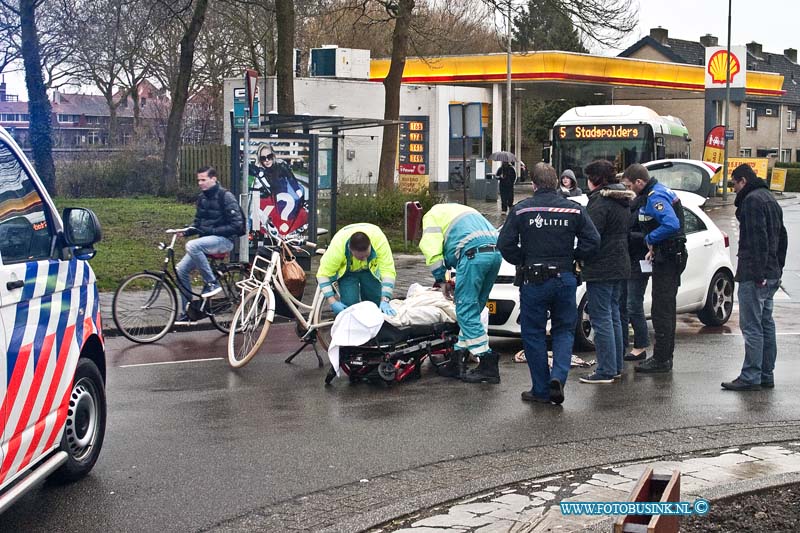 14030301.jpg - FOTOOPDRACHT:Dordrecht:03-03-2014:Bij een aanrijding op de rotonde Halmaheiraplein is een fietser gewond geraakt, door dat ze een auto raakte bij het oprijden van het verkeersplein. het ambulance personeel verzorgde het slachtoffer.Deze digitale foto blijft eigendom van FOTOPERSBURO BUSINK. Wij hanteren de voorwaarden van het N.V.F. en N.V.J. Gebruik van deze foto impliceert dat u bekend bent  en akkoord gaat met deze voorwaarden bij publicatie.EB/ETIENNE BUSINK
