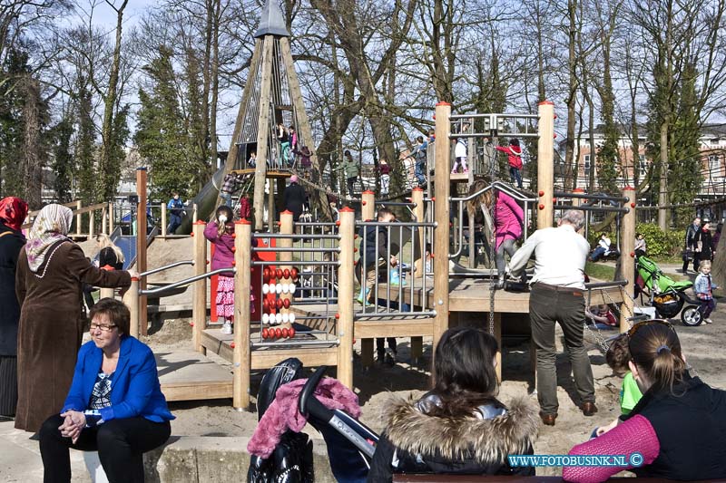 14030801.jpg - FOTOOPDRACHT:Dordrecht:08-03-2014:Opening van de vernieuwde Speeltuin Sevenoaks in het Weizigtpark.vandaag wordt sport- en speelfaciliteiten officieel in gebruik genomen het startsein voor de speeltuinbende in speeltuin Sevenoaks wordt gedaan door wethouder Rinette Reynvaan.Deze digitale foto blijft eigendom van FOTOPERSBURO BUSINK. Wij hanteren de voorwaarden van het N.V.F. en N.V.J. Gebruik van deze foto impliceert dat u bekend bent  en akkoord gaat met deze voorwaarden bij publicatie.EB/ETIENNE BUSINK