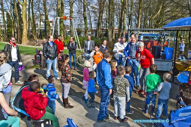14030807.jpg - FOTOOPDRACHT:Dordrecht:08-03-2014:Opening van de vernieuwde Speeltuin Sevenoaks in het Weizigtpark.vandaag wordt sport- en speelfaciliteiten officieel in gebruik genomen het startsein voor de speeltuinbende in speeltuin Sevenoaks wordt gedaan door wethouder Rinette Reynvaan.Deze digitale foto blijft eigendom van FOTOPERSBURO BUSINK. Wij hanteren de voorwaarden van het N.V.F. en N.V.J. Gebruik van deze foto impliceert dat u bekend bent  en akkoord gaat met deze voorwaarden bij publicatie.EB/ETIENNE BUSINK