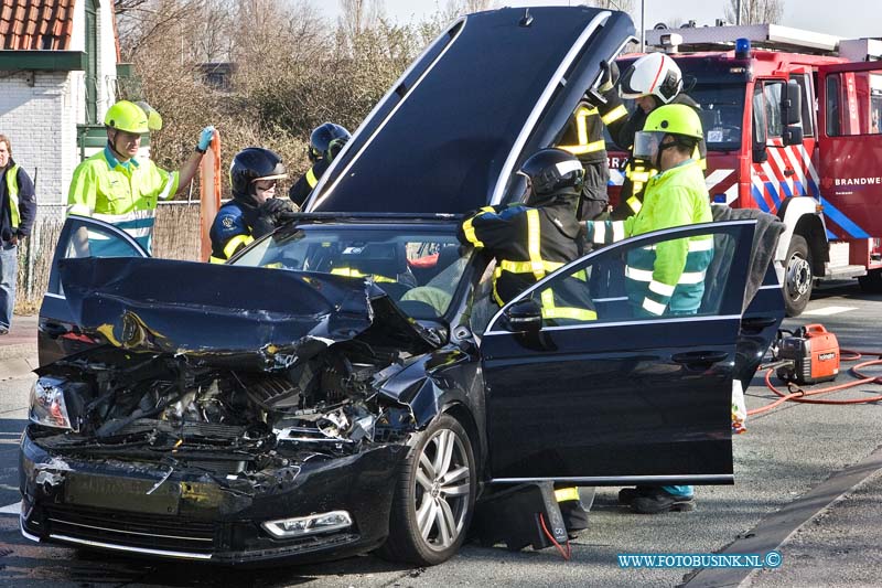 14031002.jpg - FOTOOPDRACHT:Dordrecht:10-03-2014:Bij een aanrijding op de kruising Wieldrechtseweg en de Kilkade, raakt een personen auto zwaar beschadigd en de bestuurder raakte bekneld en heeft mogelijk zwaar nek letsel. De vrachtwagen die voor het stoplicht stond te wachten raakte licht beschadigd. Het dak van de personenwagen werd door de brandweer open geknip, zodat het slachtoffer er met een wervelplank uit gehaald kon worden. De weg was enkelen uren gestremd, het verkeer werd omgeleid.Deze digitale foto blijft eigendom van FOTOPERSBURO BUSINK. Wij hanteren de voorwaarden van het N.V.F. en N.V.J. Gebruik van deze foto impliceert dat u bekend bent  en akkoord gaat met deze voorwaarden bij publicatie.EB/ETIENNE BUSINK