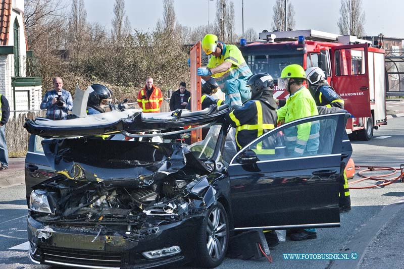 14031003.jpg - FOTOOPDRACHT:Dordrecht:10-03-2014:Bij een aanrijding op de kruising Wieldrechtseweg en de Kilkade, raakt een personen auto zwaar beschadigd en de bestuurder raakte bekneld en heeft mogelijk zwaar nek letsel. De vrachtwagen die voor het stoplicht stond te wachten raakte licht beschadigd. Het dak van de personenwagen werd door de brandweer open geknip, zodat het slachtoffer er met een wervelplank uit gehaald kon worden. De weg was enkelen uren gestremd, het verkeer werd omgeleid.Deze digitale foto blijft eigendom van FOTOPERSBURO BUSINK. Wij hanteren de voorwaarden van het N.V.F. en N.V.J. Gebruik van deze foto impliceert dat u bekend bent  en akkoord gaat met deze voorwaarden bij publicatie.EB/ETIENNE BUSINK