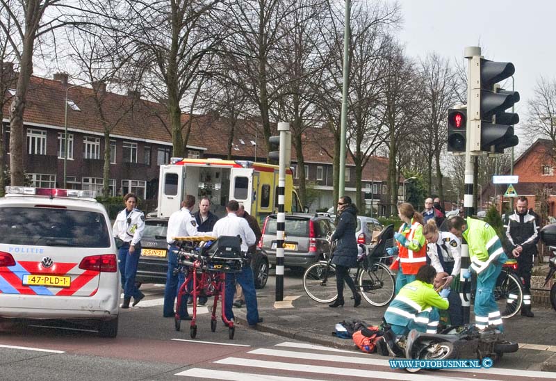 14032801.jpg - FOTOOPDRACHT:Dordrecht:28-03-2014:Bij een ongeval tussen een auto en een snorscooter is een persoon gewond geraakt op de hoek Brouwersdijk-Krispijnseweg, het ambulance team heeft het slachtoffer vervoert naar het ziekenhuis. De politie stelt een ondezoek in naar de toedracht van dit ongeval.Deze digitale foto blijft eigendom van FOTOPERSBURO BUSINK. Wij hanteren de voorwaarden van het N.V.F. en N.V.J. Gebruik van deze foto impliceert dat u bekend bent  en akkoord gaat met deze voorwaarden bij publicatie.EB/ETIENNE BUSINK