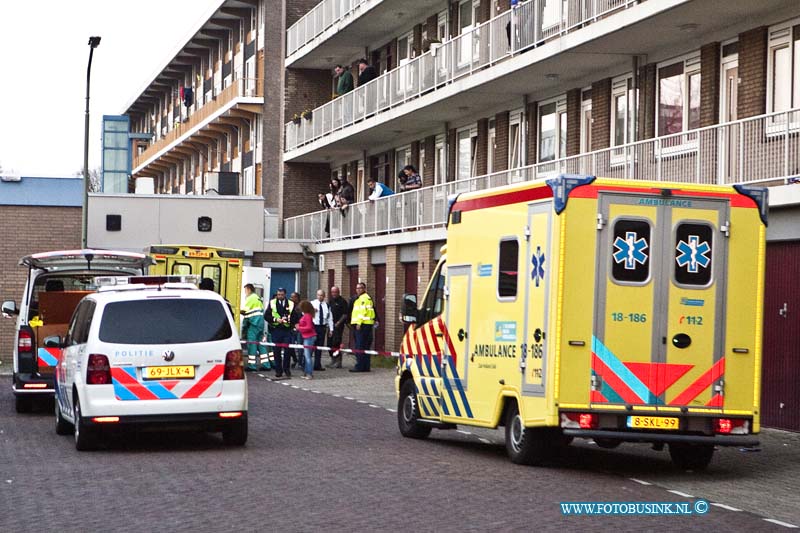 14032804.jpg - FOTOOPDRACHT:Dordrecht:28-03-2014:In de Cafetaria/Café aan het van Oldenbarneveltplein is vanavond een tijdens een ruzie een zwaar gewonde gevallen, hij werd diverse keren gestoken. Diverse Ambulance en een traumateam proberen het slachtoffer te stabiliseren en met spoed naar het ziekenhuis te brengen. de politie stelt een onderzoek in naar de toedracht rond om het Café/Cafetaria werd de boel afgezet voor onderzoek door de Politie.Deze digitale foto blijft eigendom van FOTOPERSBURO BUSINK. Wij hanteren de voorwaarden van het N.V.F. en N.V.J. Gebruik van deze foto impliceert dat u bekend bent  en akkoord gaat met deze voorwaarden bij publicatie.EB/ETIENNE BUSINK