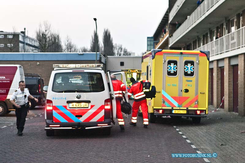 14032805.jpg - FOTOOPDRACHT:Dordrecht:28-03-2014:In de Cafetaria/Café aan het van Oldenbarneveltplein is vanavond een tijdens een ruzie een zwaar gewonde gevallen, hij werd diverse keren gestoken. Diverse Ambulance en een traumateam proberen het slachtoffer te stabiliseren en met spoed naar het ziekenhuis te brengen. de politie stelt een onderzoek in naar de toedracht rond om het Café/Cafetaria werd de boel afgezet voor onderzoek door de Politie.Deze digitale foto blijft eigendom van FOTOPERSBURO BUSINK. Wij hanteren de voorwaarden van het N.V.F. en N.V.J. Gebruik van deze foto impliceert dat u bekend bent  en akkoord gaat met deze voorwaarden bij publicatie.EB/ETIENNE BUSINK
