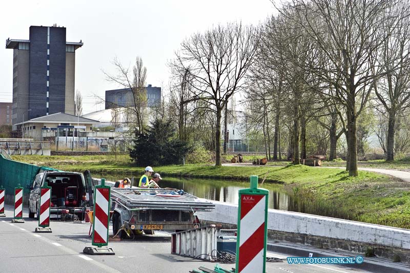 14033106.jpg - FOTOOPDRACHT:Dordrecht:31-03-2014:Na jaren lange strijd over wie schuld heeft aan het hoofdpijn dosier van de tunnel (bluwe tunnel) de opdrachtgever (de gemeente Dordrecht) op de Aanemmer gaat men nu eindelijk beginnen met het opknapen van de blauwe tunnel onder het spoor op de Laan der Verenigde Naties.Deze digitale foto blijft eigendom van FOTOPERSBURO BUSINK. Wij hanteren de voorwaarden van het N.V.F. en N.V.J. Gebruik van deze foto impliceert dat u bekend bent  en akkoord gaat met deze voorwaarden bij publicatie.EB/ETIENNE BUSINK