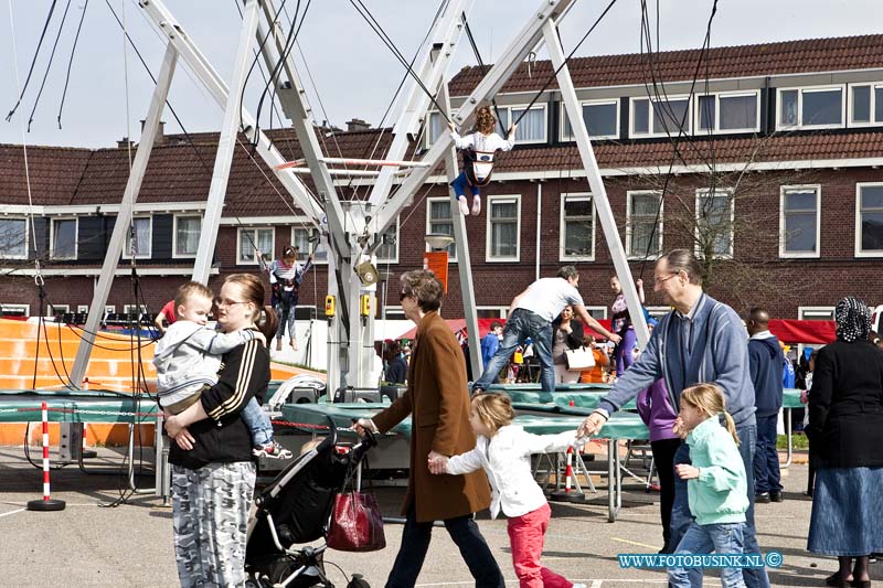 14040503.jpg - FOTOOPDRACHT:Dordrecht:05-04-2014:Op de braderie met zo'n 75 kramen in oud Krispijn rond om het Oranjeplein, was het erg gezellig en een redelijk succes te noemen. Door het mooie weer waren er veel mensen op de been en ook voor de kinderen was er veel te doen.Deze digitale foto blijft eigendom van FOTOPERSBURO BUSINK. Wij hanteren de voorwaarden van het N.V.F. en N.V.J. Gebruik van deze foto impliceert dat u bekend bent  en akkoord gaat met deze voorwaarden bij publicatie.EB/ETIENNE BUSINK